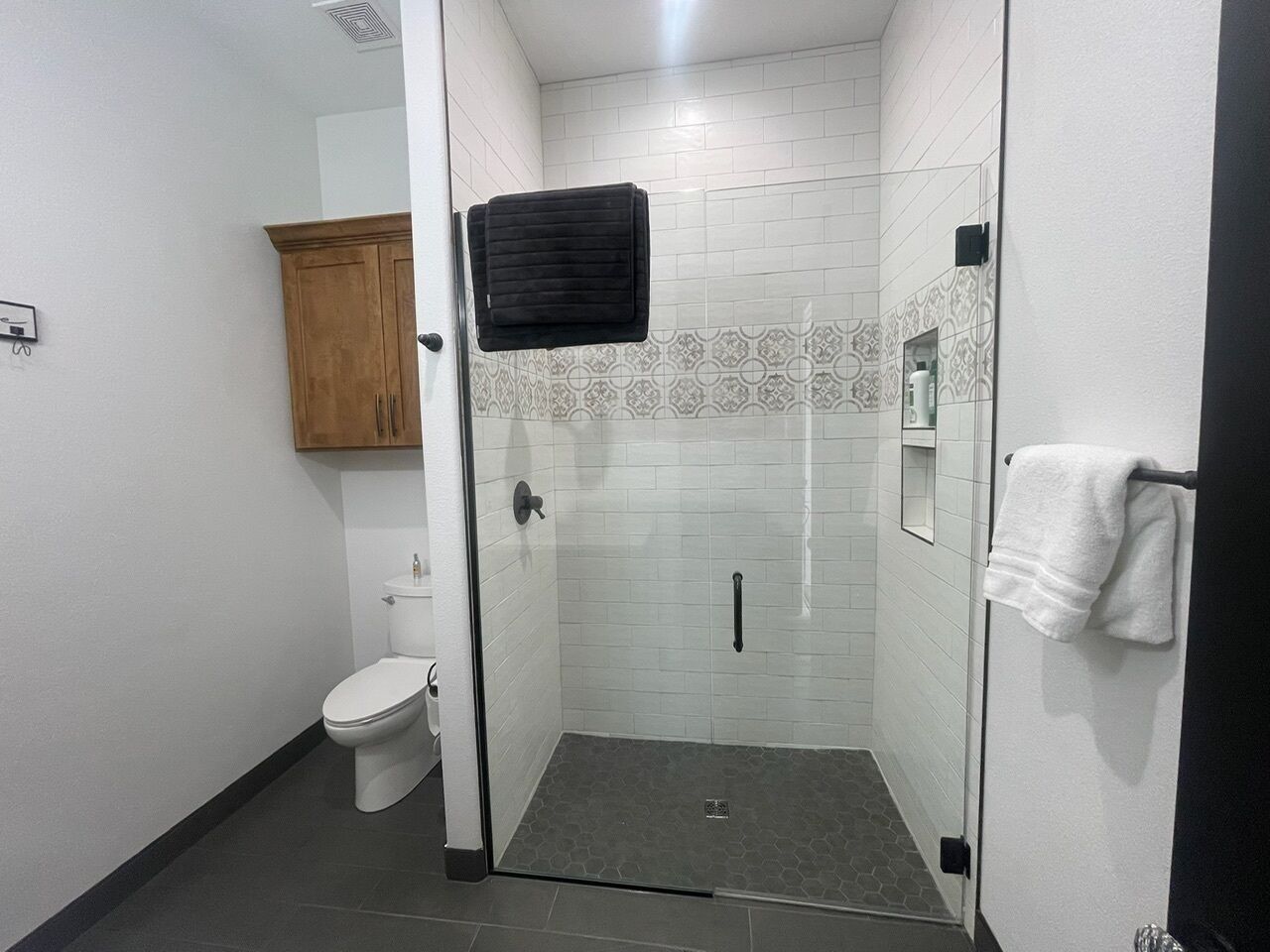 Douche, sèche-cheveux, serviettes fournies, savon