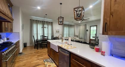 Charming farmhouse, quiet country home, perfect for family getaway in cozy Ovalo