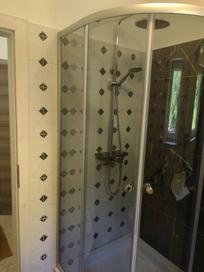 Dutxa, assecador de cabells, tovalloles i sabó 