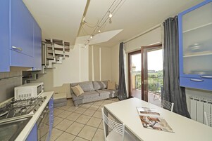 Apartamento | Cozinha privada | Geladeira, micro-ondas, fogão, cooktop