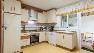 Oven, dishwasher, coffee/tea maker, toaster