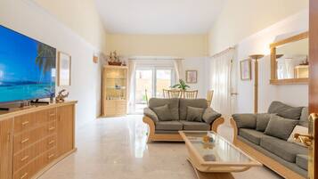 Een televisie, videogames en een stereo