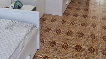 3 bedrooms, desk, free WiFi, bed sheets