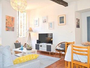 Een smart-tv en boeken