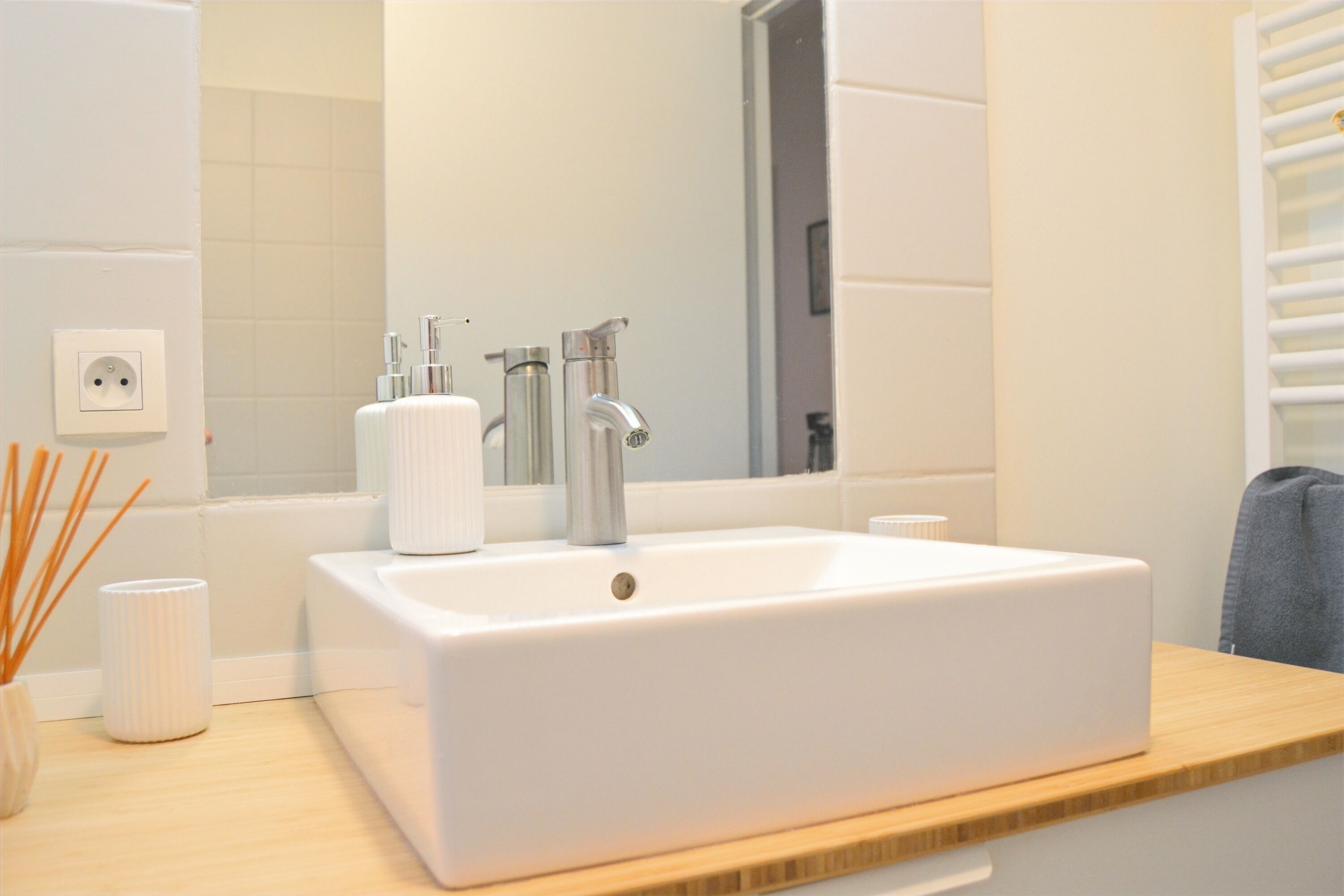 Secadora de cabello, toallas, jabón, shampoo 