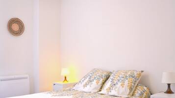2 habitaciones, tabla de planchar con plancha y cuna de viaje