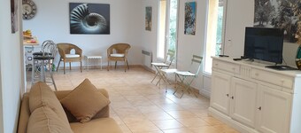 New, fully-equipped villa in a peaceful setting among olive trees.