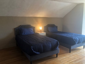 3 bedrooms, iron/ironing board, WiFi, bed sheets - Pets welcome.  Sleeps 7.  Pocahontas.  Wifi and Air Conditioning (Pocahontas)