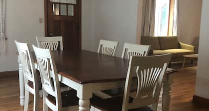 Pets welcome. Sleeps 7. Pocahontas. Wifi and Air Conditioning