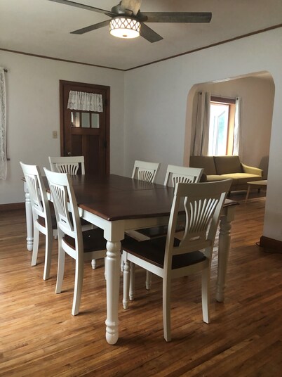 Pets welcome.  Sleeps 7.  Pocahontas.  Wifi and Air Conditioning