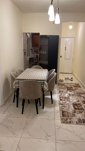 Dining - ستوديو لايجار مكيف بلكامل مع wifi مجاني (Cairo Governorate)