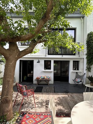 Outdoor dining - Return from India (Lorient)