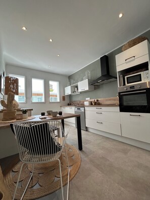 Mikrobølgeovn, ovn, kokeplater og oppvaskmaskin