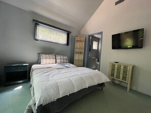 3 bedrooms, iron/ironing board, bed sheets