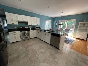 Private kitchen - Charming 3-bedroom house in chic Southampton with AC ten minutes from Sag Harbor (Southampton)