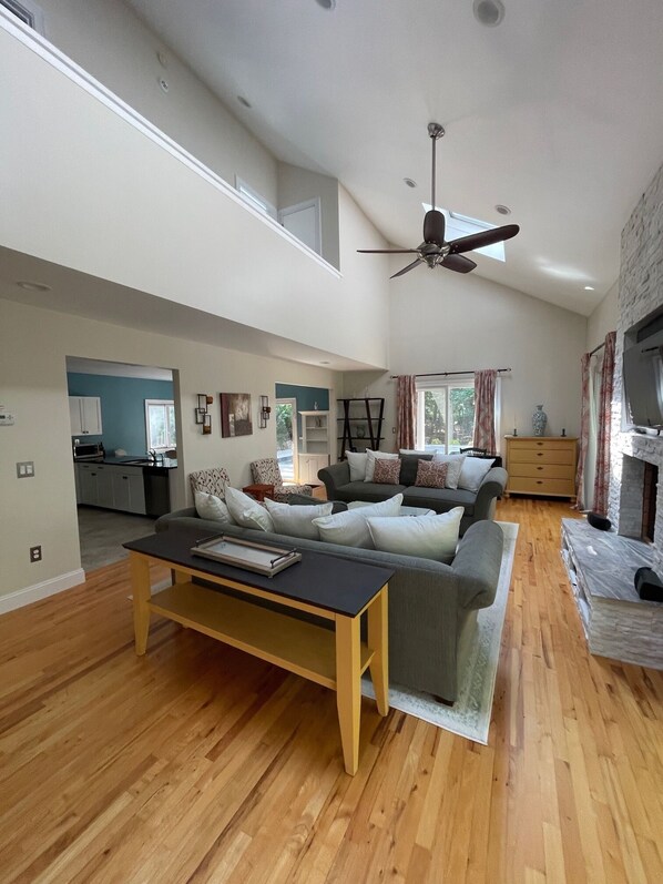 Living area - Charming 3-bedroom house in chic Southampton with AC ten minutes from Sag Harbor (Southampton)