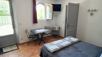 1 chambre, fer et planche Ă repasser, Wi-Fi gratuit, draps fournis