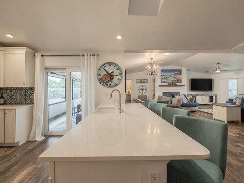 Island Vibes Beach House~ 4 min. Walk 2 Beach • Heated Pool • King Beds