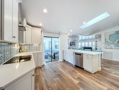 Island Vibes Beach House~ 4 min. Walk 2 Beach • Heated Pool • King Beds