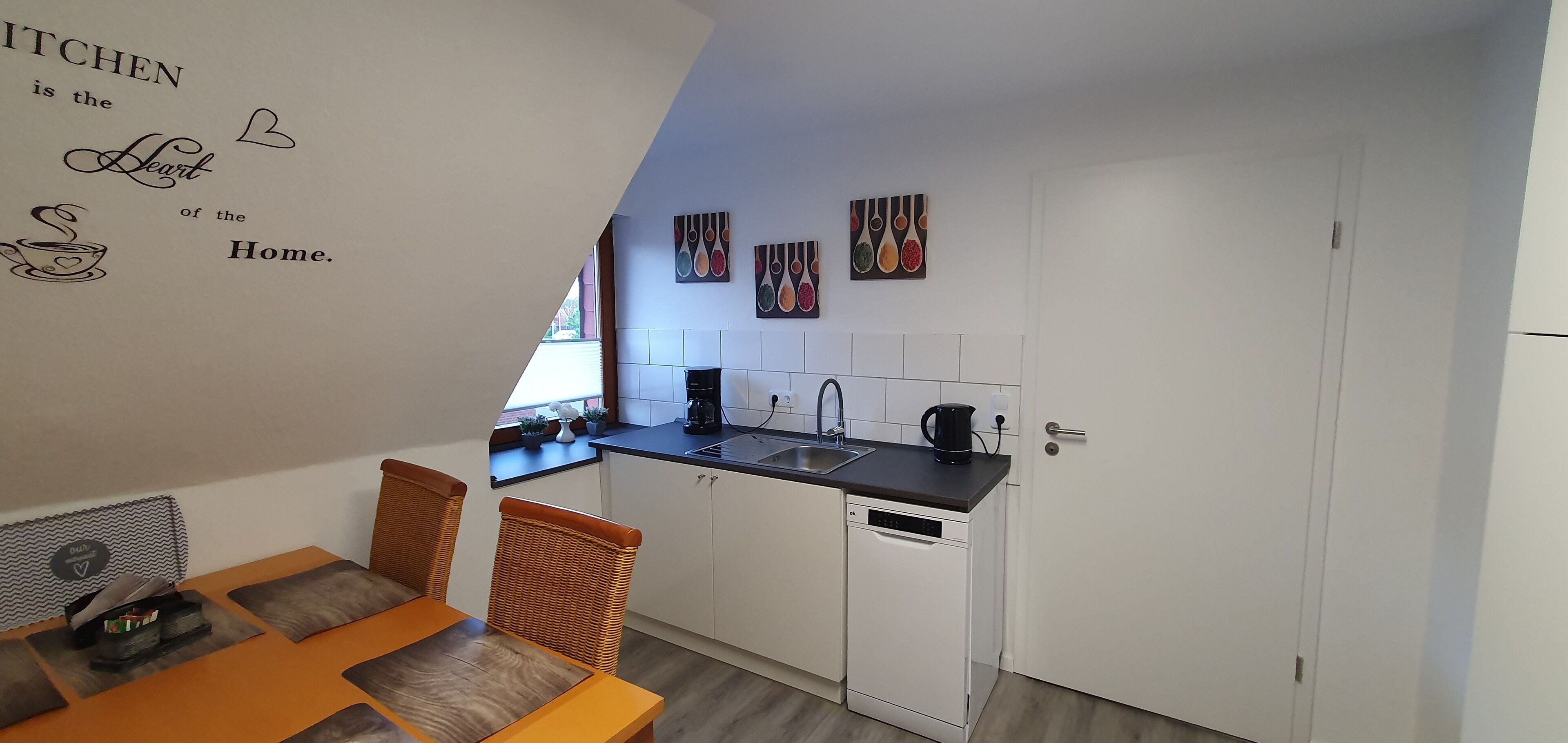 Kjøleskap, ovn, kokeplater og oppvaskmaskin