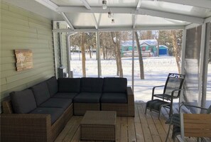 Property grounds - 4 season cozy retreat w/ Wood Burning Stove. Family/pet-friendly. Close to lake (Matlock)