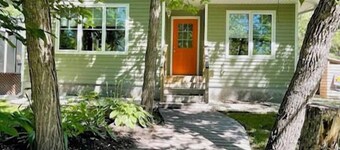 4 season cozy retreat w/ Wood Burning Stove. Family/pet-friendly. Close to lake