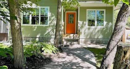 4 season cozy retreat w/ Wood Burning Stove. Family/pet-friendly. Close to lake