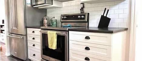 Réfrigérateur, four à micro-ondes, un four, surface de cuisson