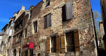 Newly renovated three storey Townhouse with garden, pool and lovely sun terrace.