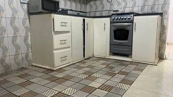 冷蔵庫、電子レンジ、コーヒー / ティーメーカー、調理器具と食器