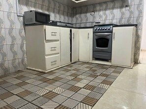 Fridge, microwave, coffee/tea maker, cookware/dishes/utensils - Mountains View Villa  (Freetown)