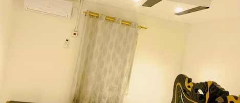 1 soverom, strykejern/-brett, wi-fi (inkludert) og sengetøy