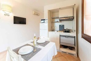 Kühlschrank, Mikrowelle, Herdplatte, Geschirrspüler