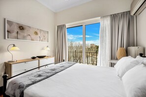 2 dormitorios, escritorio, tabla de planchar con plancha y wifi