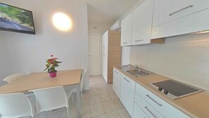 Fridge, microwave, stovetop - Holiday apartment mit Klimaanlage und Terrasse (Lignano Sabbiadoro)