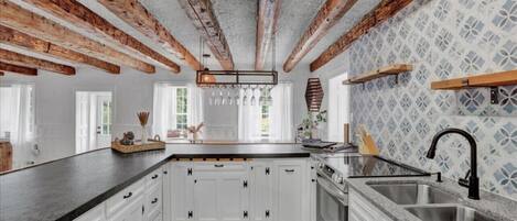 Kylskåp, mikrovågsugn, ugn och spishäll