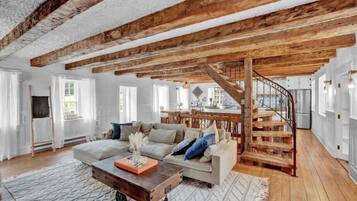 Una televisión, una chimenea