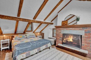 4 bedrooms, desk, iron/ironing board, WiFi