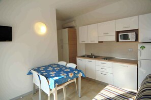 Frigorifero, microonde, piano cottura