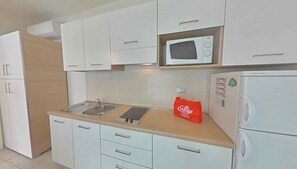 Frigorifero, microonde, piano cottura