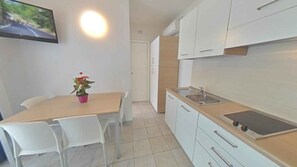 Kühlschrank, Mikrowelle, Herdplatte