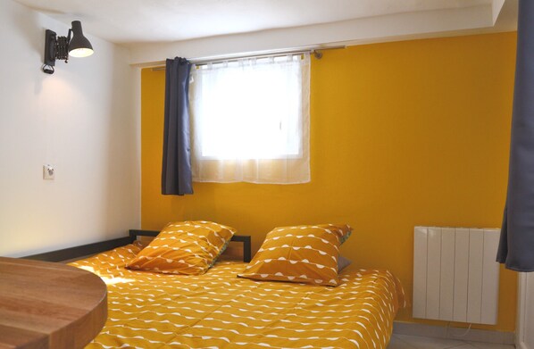 1 chambre, fer et planche à repasser, Wi-Fi gratuit, draps fournis