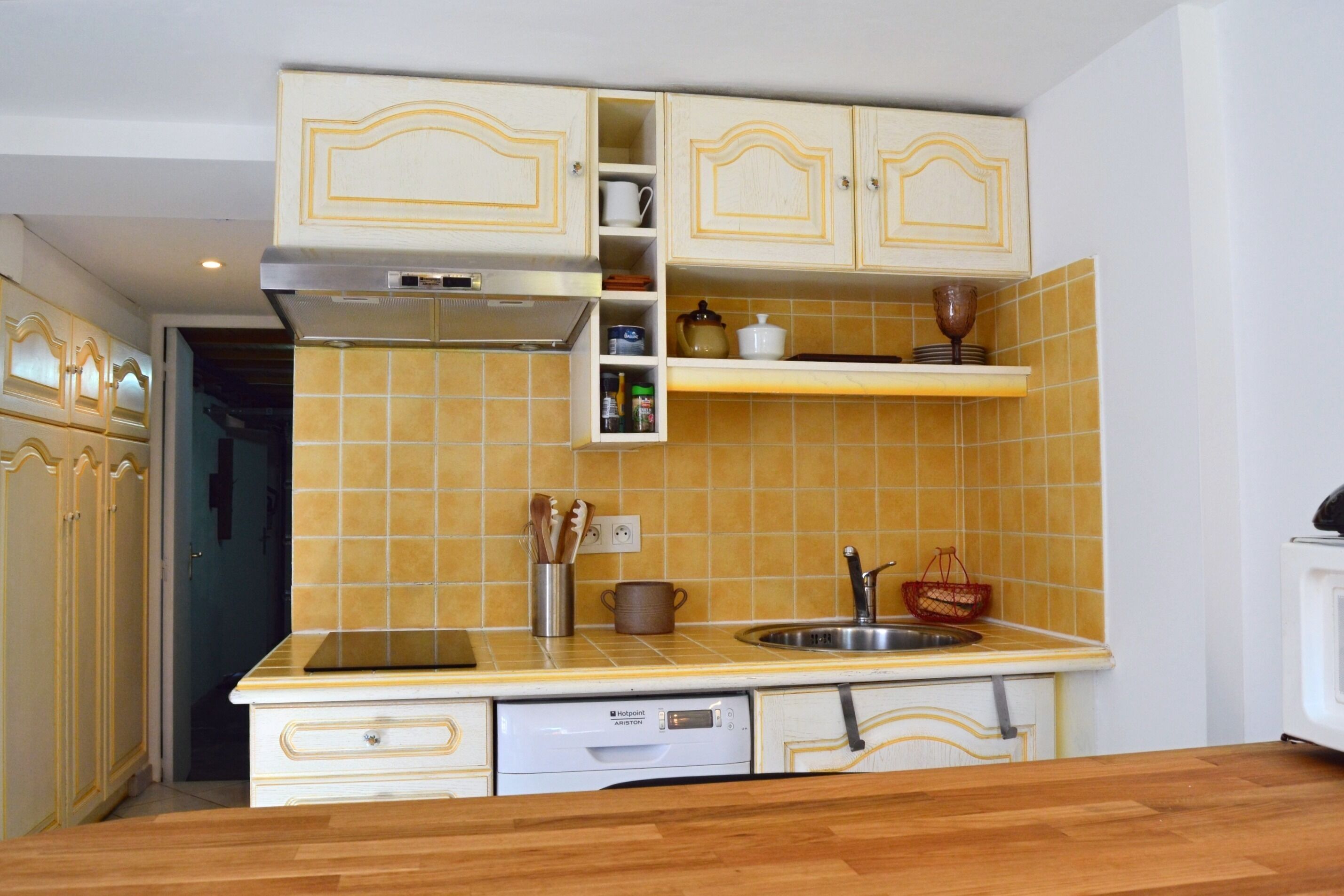 Kjøleskap, mikrobølgeovn, kokeplater og oppvaskmaskin