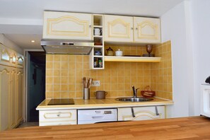 Réfrigérateur, micro-ondes, plaque de cuisson, lave-vaisselle