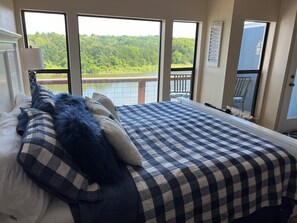 4 室のベッドルーム、WiFi (無料)、ベッドシーツ