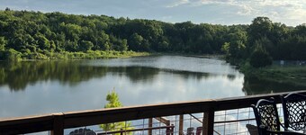 Roomy 4 bedroom 4 bathroom house on a 5 acre pond less than a mile from Texoma