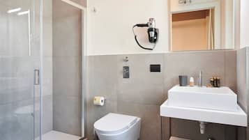 Quarto casal luxo, vista para a cidade | Banheiro | Chuveiro, secador de cabelo, bidê, toalhas de banho