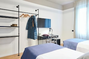 Deluxe-Doppelzimmer, Stadtblick | Badezimmer | Dusche, Haartrockner, Bidet, Handtücher