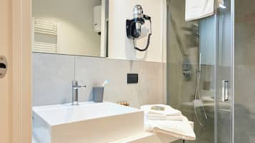 Chambre Double Deluxe, balcon, vue ville | Salle de bain | Douche, sĂšche-cheveux, bidet, serviettes fournies