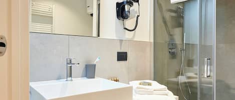 Chambre Deluxe double, vue sur la ville | Salle de bain | Douche, séchoir à cheveux, bidet, serviettes fournies